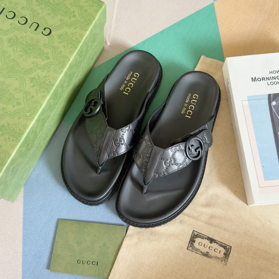 [G Home] Men's Men's Shoes💰: 300💰Size: 38-45 🆕2024Gucci Gucci Summer New Style Double G Presbyopia Flip-flops Cross Sandals Thick Sole Slippers Beach Shoes Original Purchase and Development Production G family's 2024 new summer dark horse items, fashion bloggers at home and abroad have put on the show, and it has become popular on social platforms at home and abroad. Fashionistas must pay for it, and they spend a lot of money to create ingenious craftsmanship and accurately restore every detail. Exquisite packaging at the delivery counter🛍📦 ▪️ Fabric: Original imported double G presbyopic leather ▪️ Lining: Original imported leather ▪️ Sole: Original open molded T men's shoes 💰U outsole ▪️ Bottom thickness: 3CM